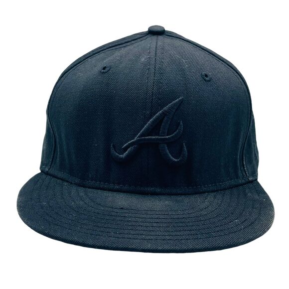 Atlanta Braves Hat Mens Size 7 5/8 New Era Fitted Black on Black Baseball Cap - Picture 1 of 5